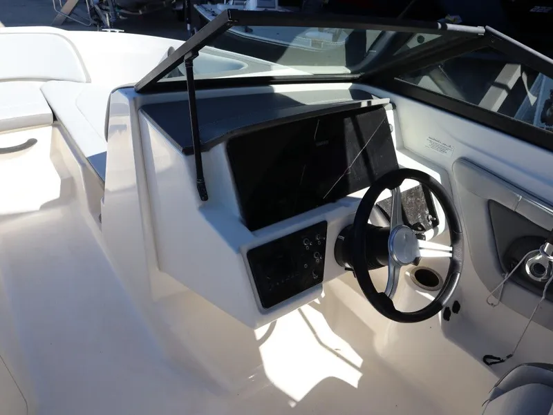 Slide: The Image of Sea Ray SPX 210 Outboard 2020 - 13