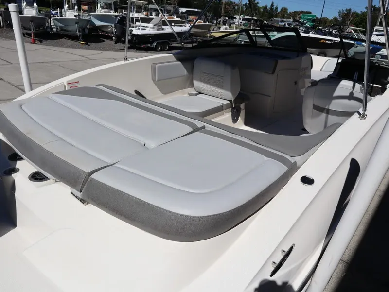 Slide: The Image of Sea Ray SPX 210 Outboard 2020 - 6