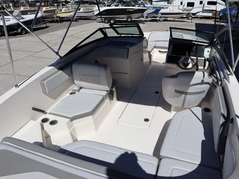 Slide: The Image of Sea Ray SPX 210 Outboard 2020 - 8