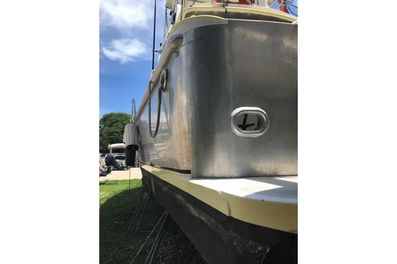Slide: The Image of 1999 Custom Sport Fishing boat on land, side view under clear sky. - 17