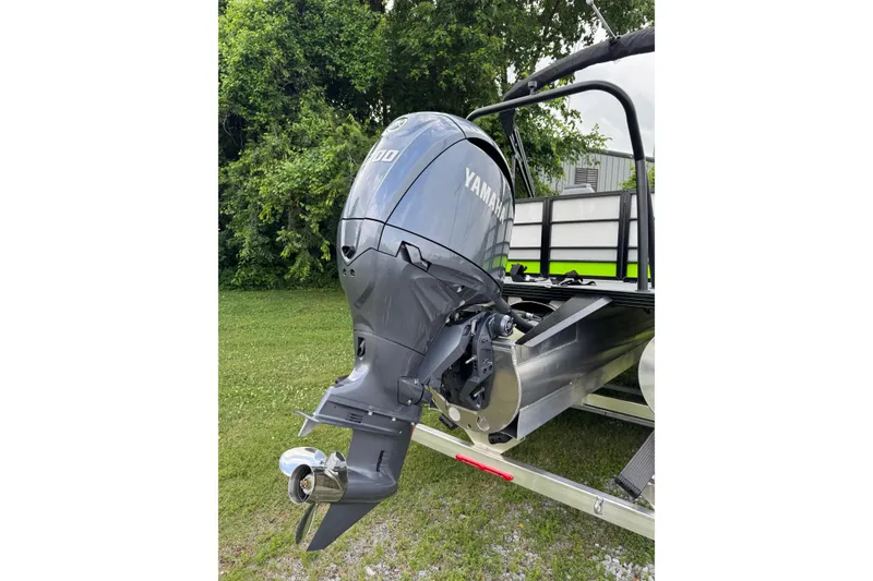 Slide: The Image of 2025 Veranda Vista Sport VS 22 RC with Yamaha outboard motor on trailer. - 7