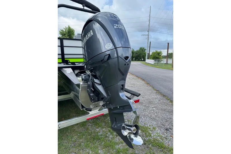 Slide: The Image of 2025 Veranda Vista Sport VS 22 RC with Yamaha 200 outboard motor. - 8