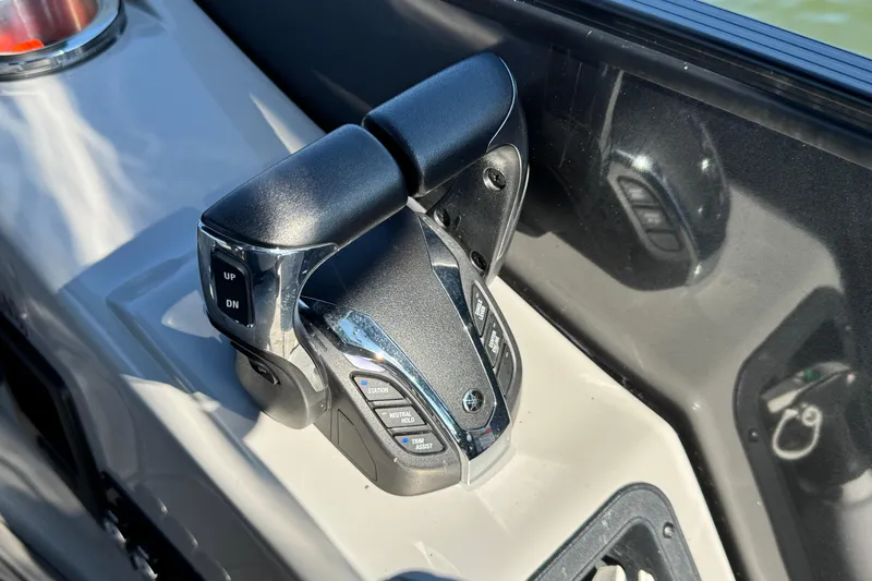 Slide: The Image of Throttle control of 2023 Bennington QX 27 QXSBAX2 boat, featuring modern design and functionality. - 22