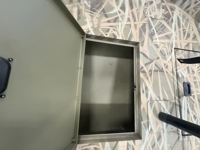 Slide: The Image of Crestliner 1760 RETREIVER DELUXE TILLER 2026 - 10