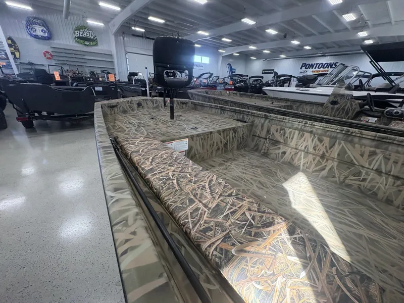 Slide: The Image of Crestliner 1760 RETREIVER DELUXE TILLER 2026 - 11