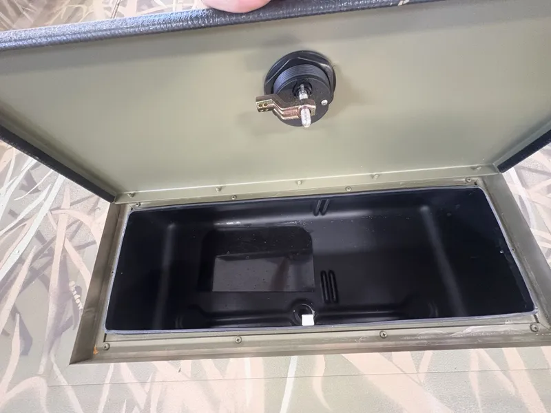 Slide: The Image of Crestliner 1760 RETREIVER DELUXE TILLER 2026 - 13