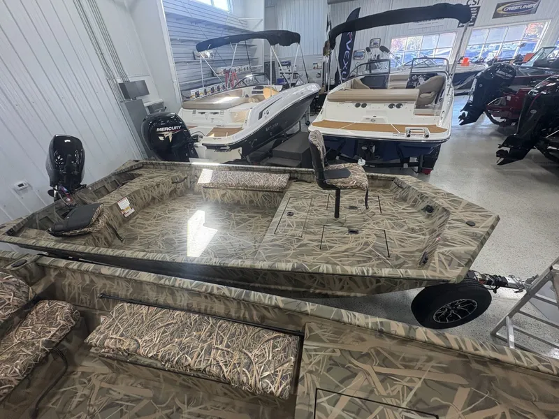 Slide: The Image of Crestliner 1760 RETREIVER DELUXE TILLER 2026 - 17