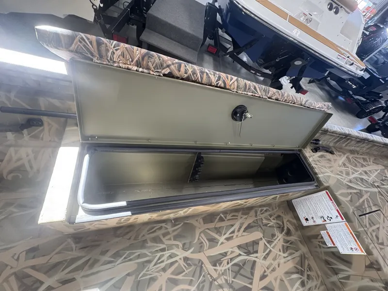 Slide: The Image of Crestliner 1760 RETREIVER DELUXE TILLER 2026 - 9