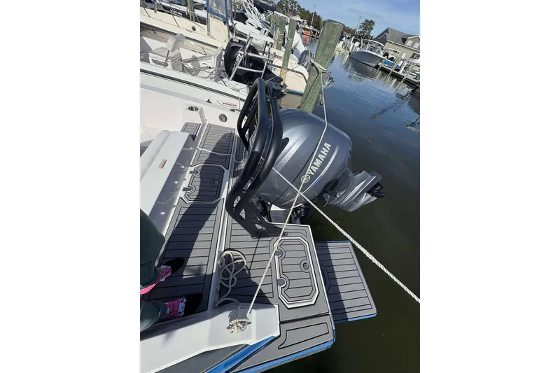 Slide: The Image of 2022 Starcraft Crossover 211 SCX OB with Yamaha outboard engine at dock. - 23