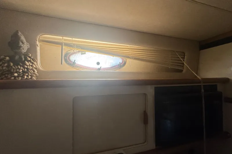 Slide: The Image of Interior of 1995 Sea Ray 500 Sundancer with window and decorative elements. - 13