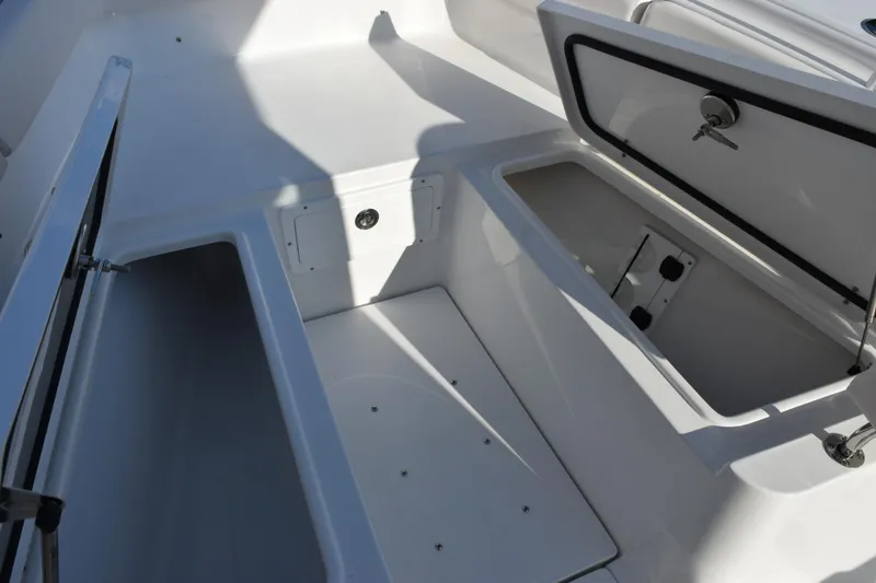 Slide: The Image of 2026 Sea Hunt Ultra 265 SE boat storage compartments, open and spacious design. - 15