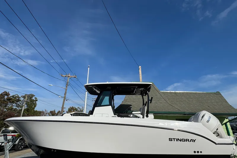 The Image of 2026 Stingray 253 CC boat with Yamaha engine under clear blue sky. - 1