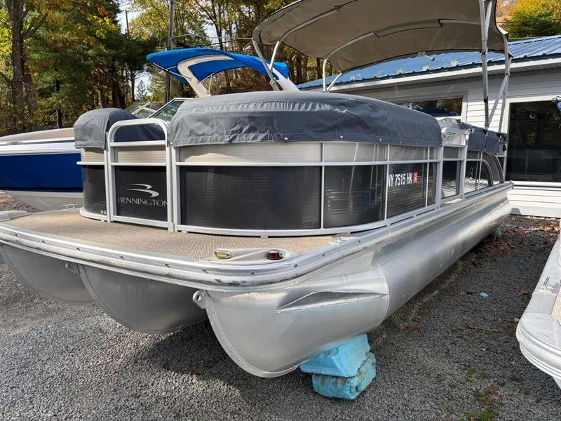 The Image of Bennington 24 SLX 2015 - 1