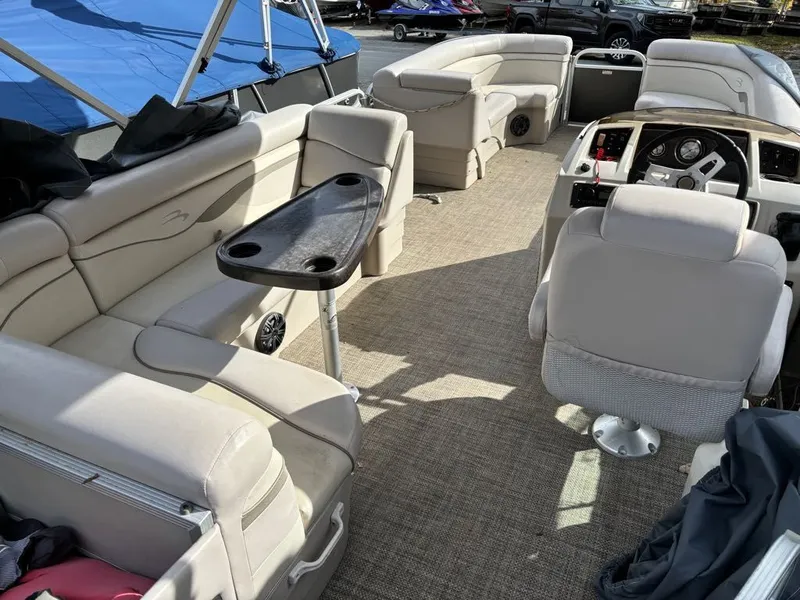 Slide: The Image of Bennington 24 SLX 2015 - 10