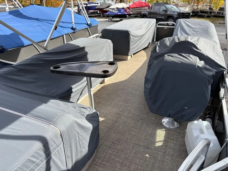 Slide: The Image of Bennington 24 SLX 2015 - 14