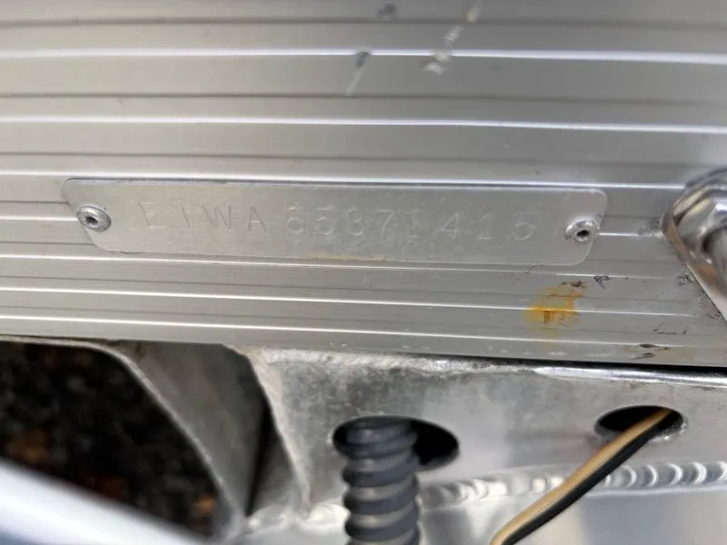 Slide: The Image of Bennington 24 SLX 2015 - 15