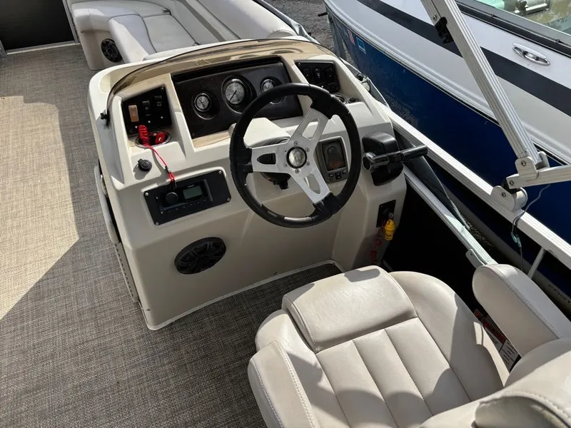 Slide: The Image of Bennington 24 SLX 2015 - 16