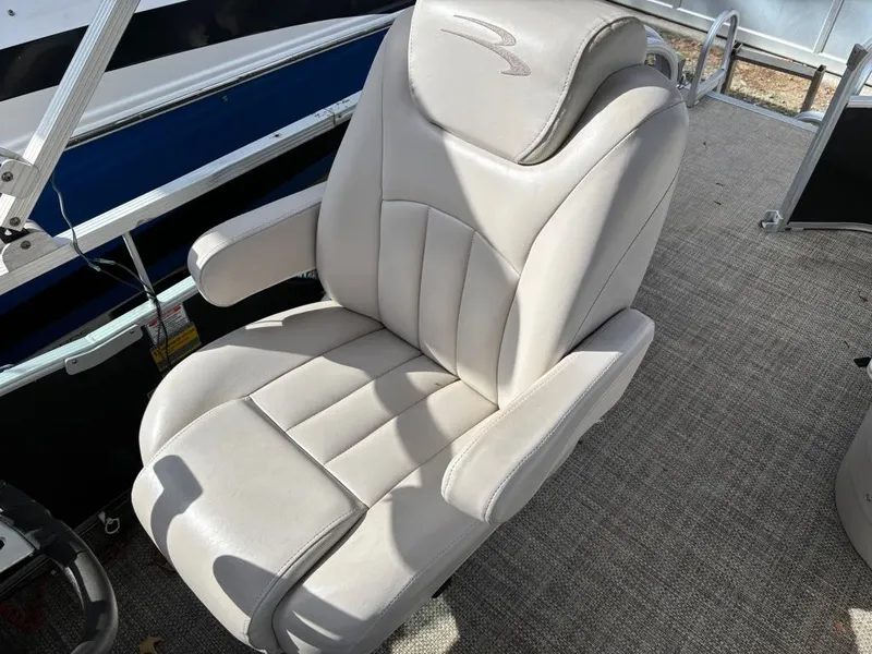 Slide: The Image of Bennington 24 SLX 2015 - 17