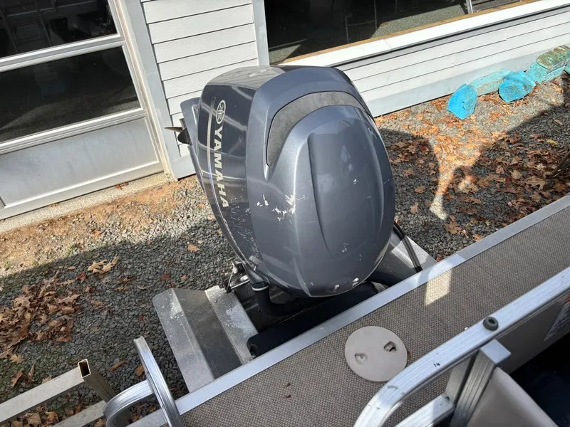 Slide: The Image of Bennington 24 SLX 2015 - 2