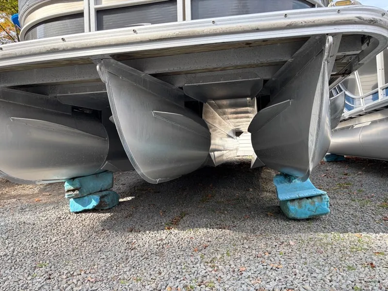 Slide: The Image of Bennington 24 SLX 2015 - 7