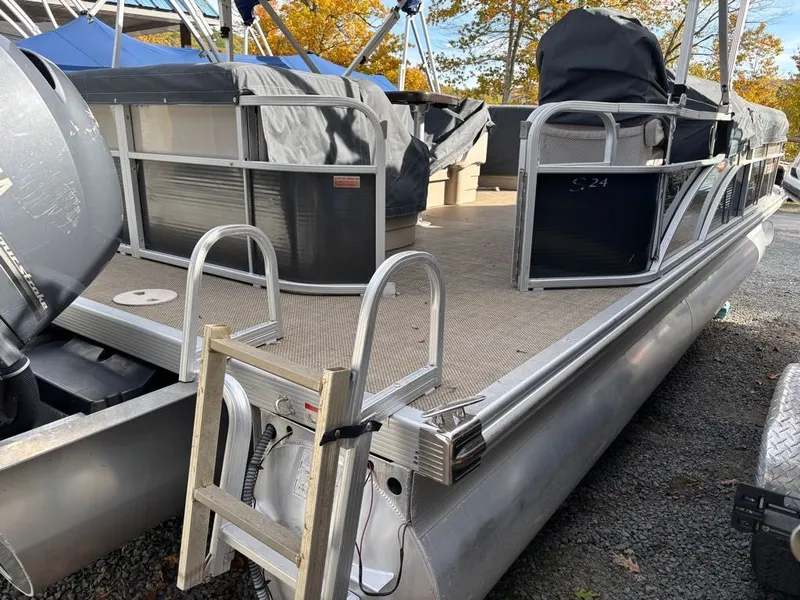 Slide: The Image of Bennington 24 SLX 2015 - 8