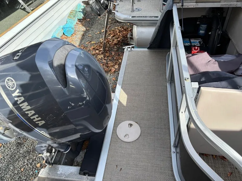 Slide: The Image of Bennington 24 SLX 2015 - 9