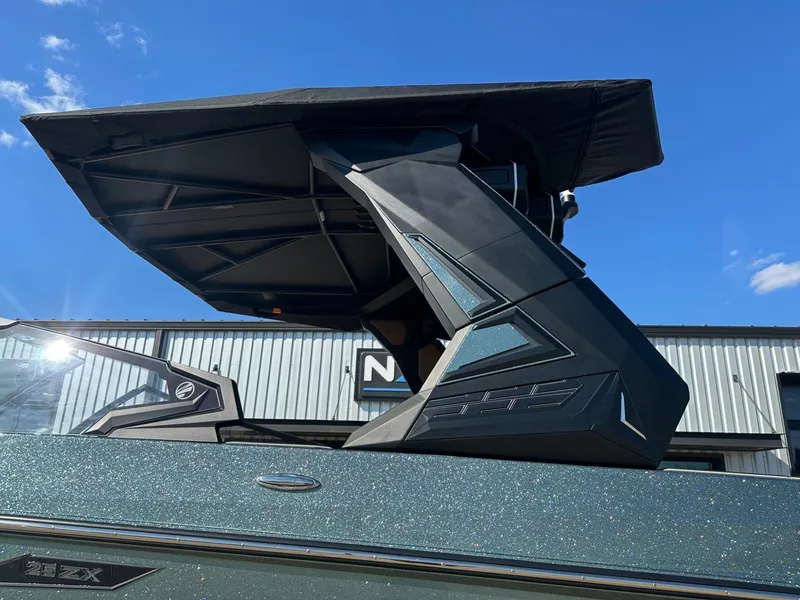 Slide: The Image of Tigé Ultré 25ZX 2026 - 12