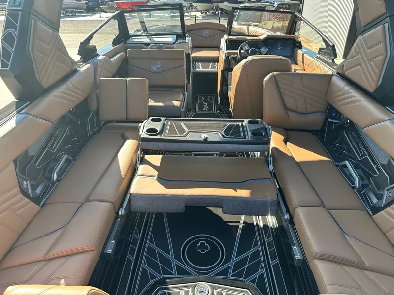 Slide: The Image of Tigé Ultré 25ZX 2026 - 21