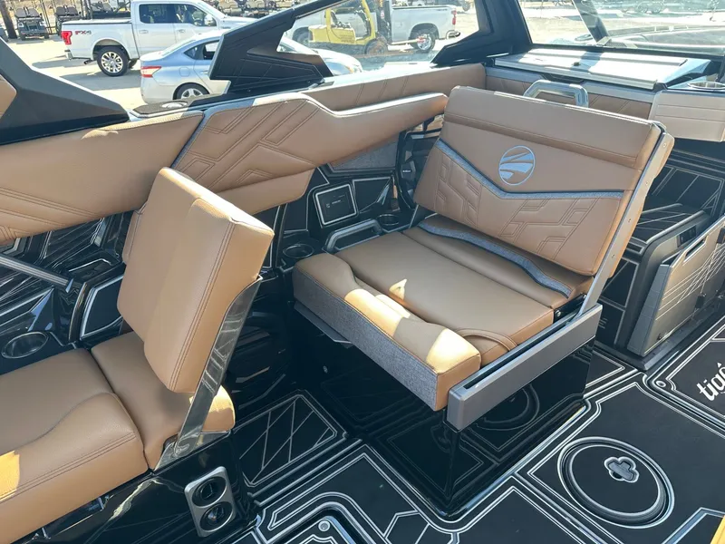 Slide: The Image of Tigé Ultré 25ZX 2026 - 22