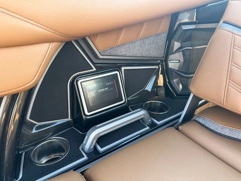 Slide: The Image of Tigé Ultré 25ZX 2026 - 24