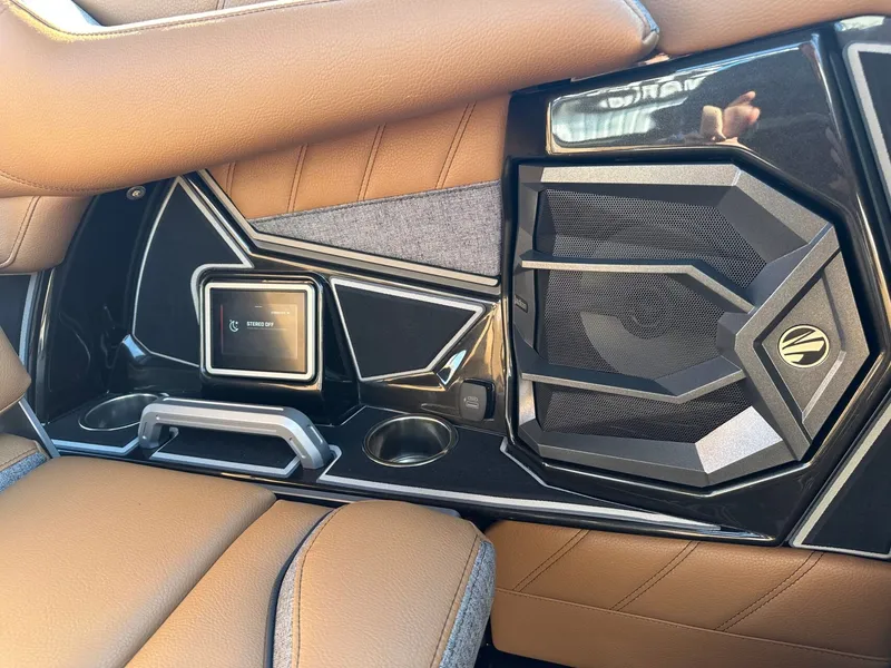 Slide: The Image of Tigé Ultré 25ZX 2026 - 26