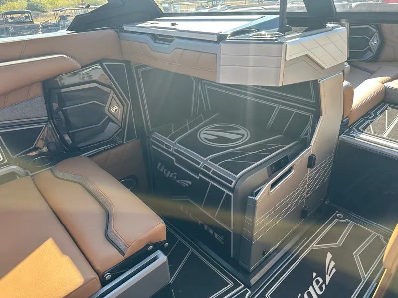 Slide: The Image of Tigé Ultré 25ZX 2026 - 27