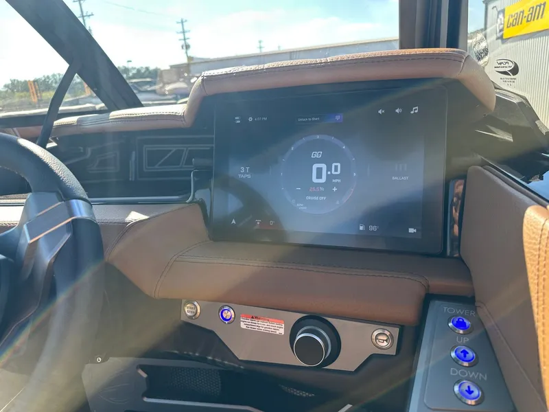 Slide: The Image of Tigé Ultré 25ZX 2026 - 32