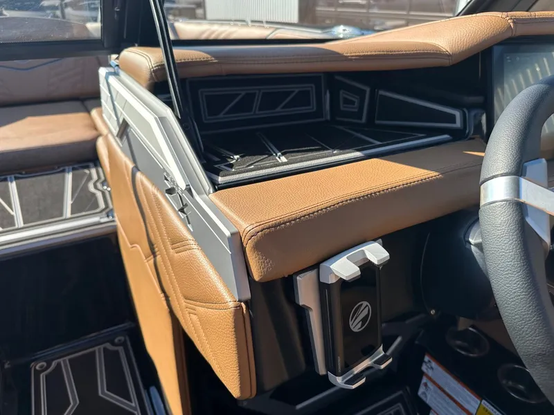 Slide: The Image of Tigé Ultré 25ZX 2026 - 33