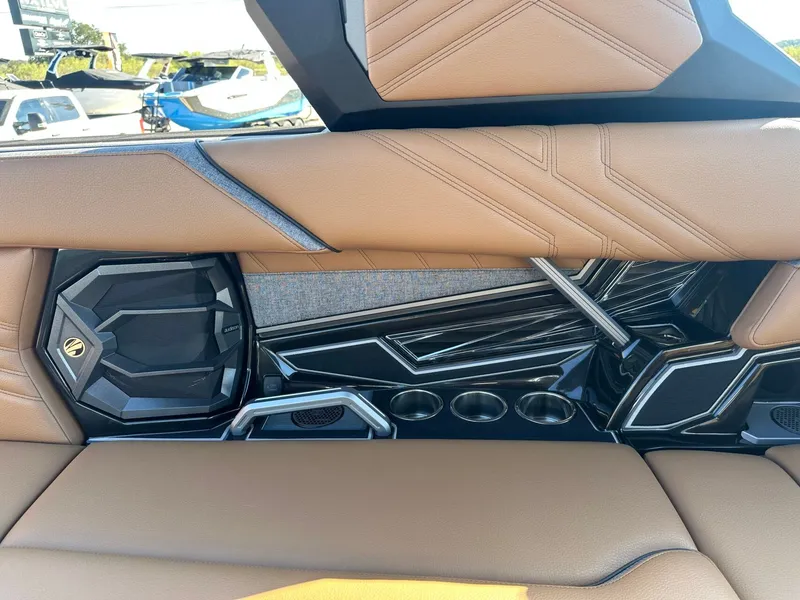 Slide: The Image of Tigé Ultré 25ZX 2026 - 38