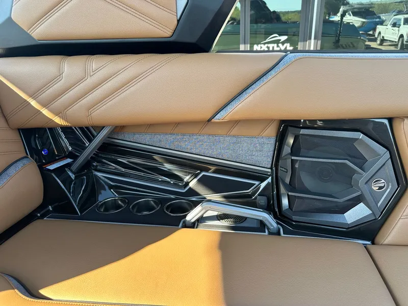 Slide: The Image of Tigé Ultré 25ZX 2026 - 40