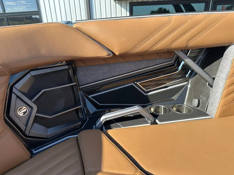 Slide: The Image of Tigé Ultré 25ZX 2026 - 45