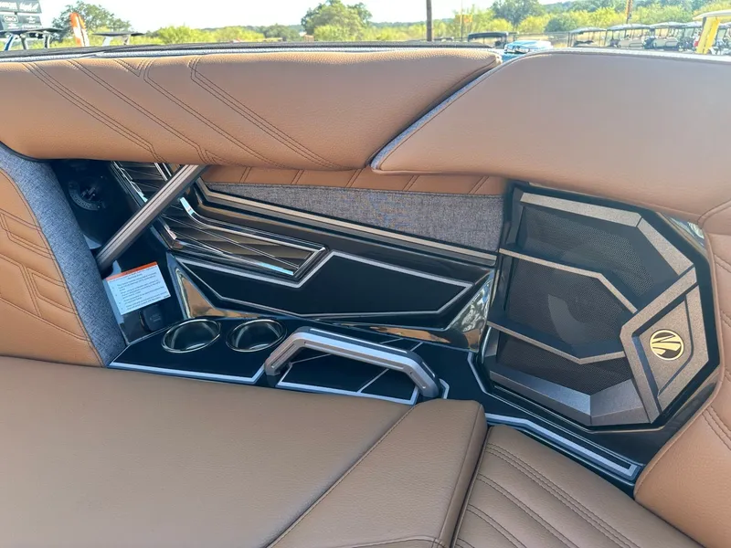 Slide: The Image of Tigé Ultré 25ZX 2026 - 47