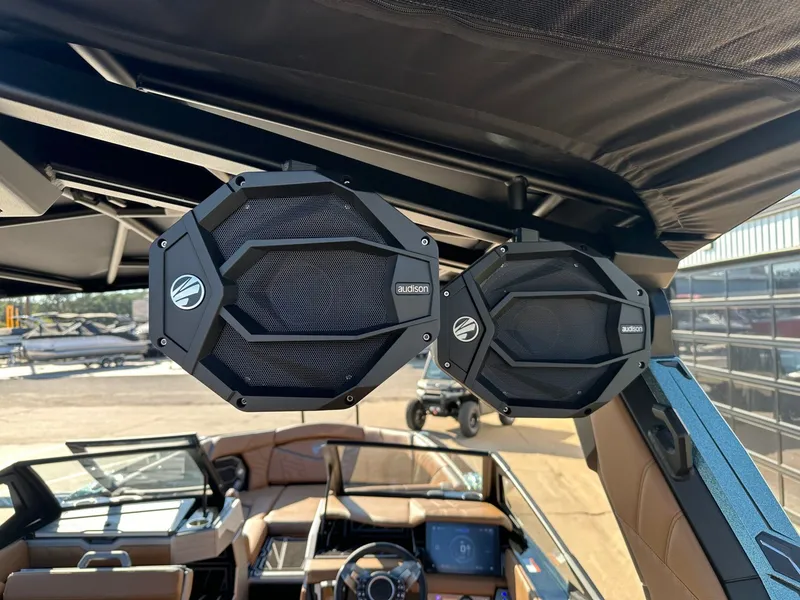 Slide: The Image of Tigé Ultré 25ZX 2026 - 50