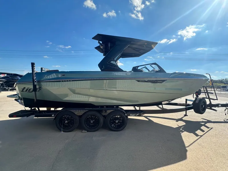 Slide: The Image of Tigé Ultré 25ZX 2026 - 8