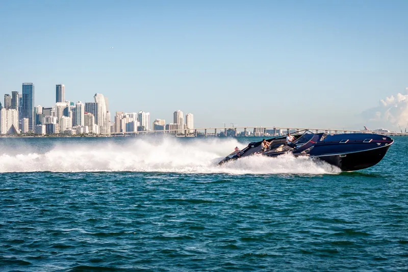 Slide: The Image of Magnum 50 Bestia 2000 speedboat cruising near city skyline on sunny day. - 15