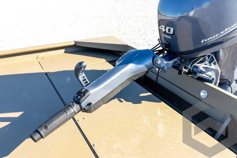 Slide: The Image of Outboard motor control on G3 1652 VBW boat, 2026 model, featuring Yamaha four-stroke engine. - 33