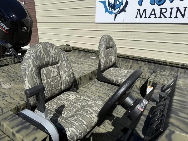 Slide: The Image of Lowe Roughneck 1860SC 2026 - 4