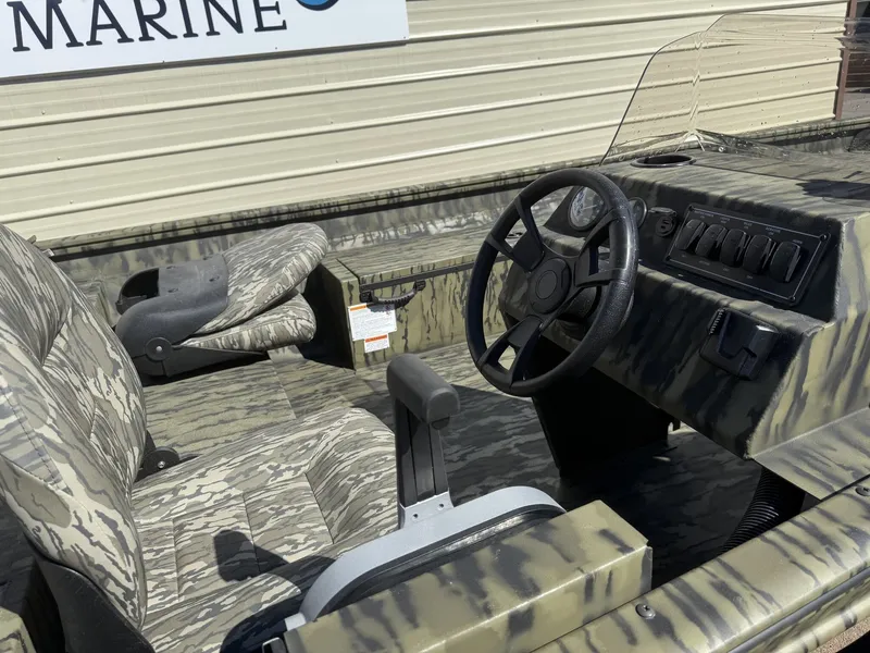 Slide: The Image of Lowe Roughneck 1860SC 2026 - 6