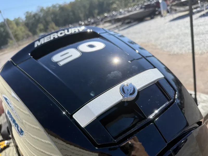 Slide: The Image of Lowe Roughneck 1860SC 2026 - 8