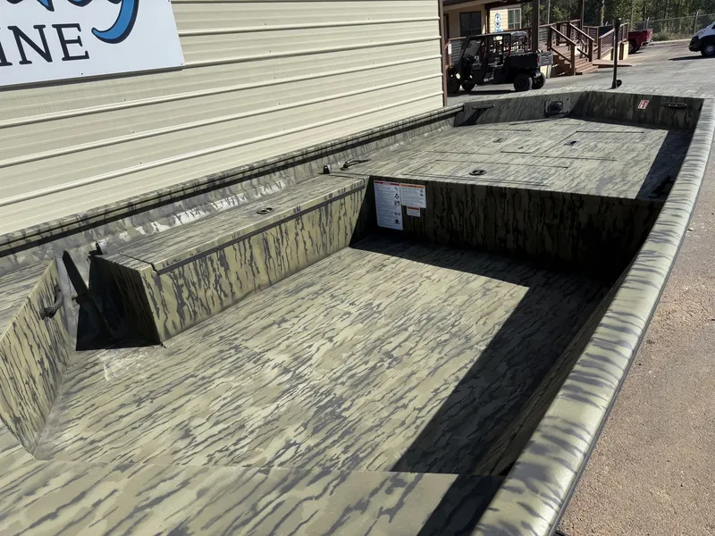 Slide: The Image of Lowe Roughneck Tiller 1660 Deluxe 2026 - 3