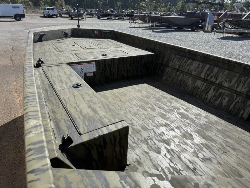 Slide: The Image of Lowe Roughneck Tiller 1660 Deluxe 2026 - 7