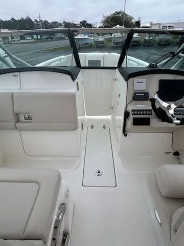 Slide: The Image of Boston Whaler 270 Vantage 2018 - 13