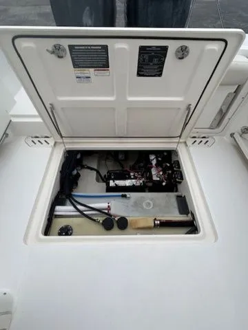 Slide: The Image of Boston Whaler 270 Vantage 2018 - 16