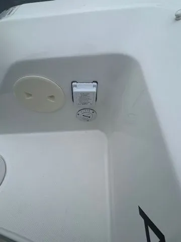 Slide: The Image of Boston Whaler 270 Vantage 2018 - 23